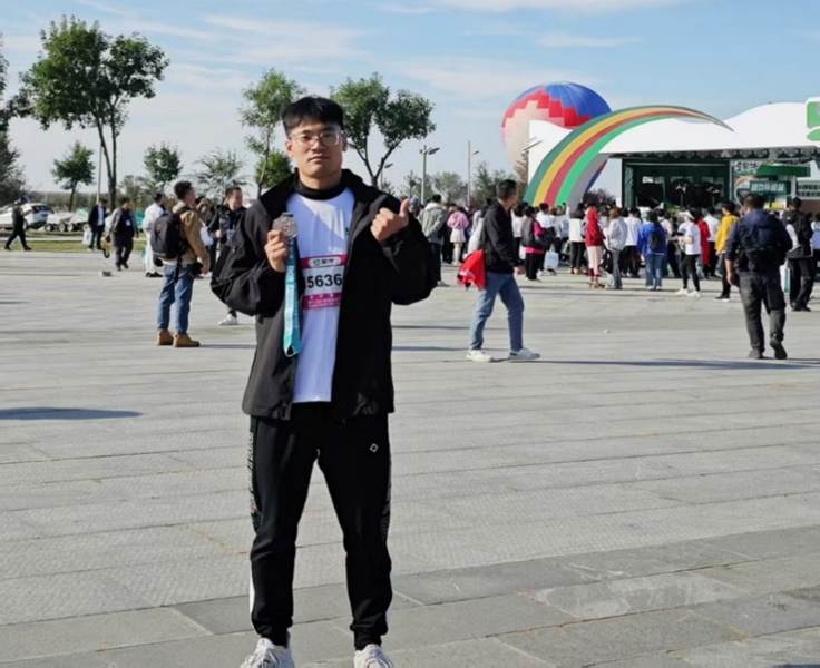 一群人站在沙滩上 AI 生成的内容可能不正确。